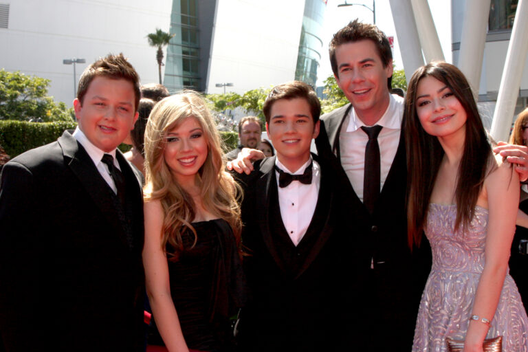 Jennette McCurdy, Miranda Cosgrove and cast of ICarly